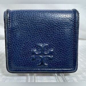 2079: Tory Burch Navy Pebbled Leather Bifold Zip Wallet – Double T Logo